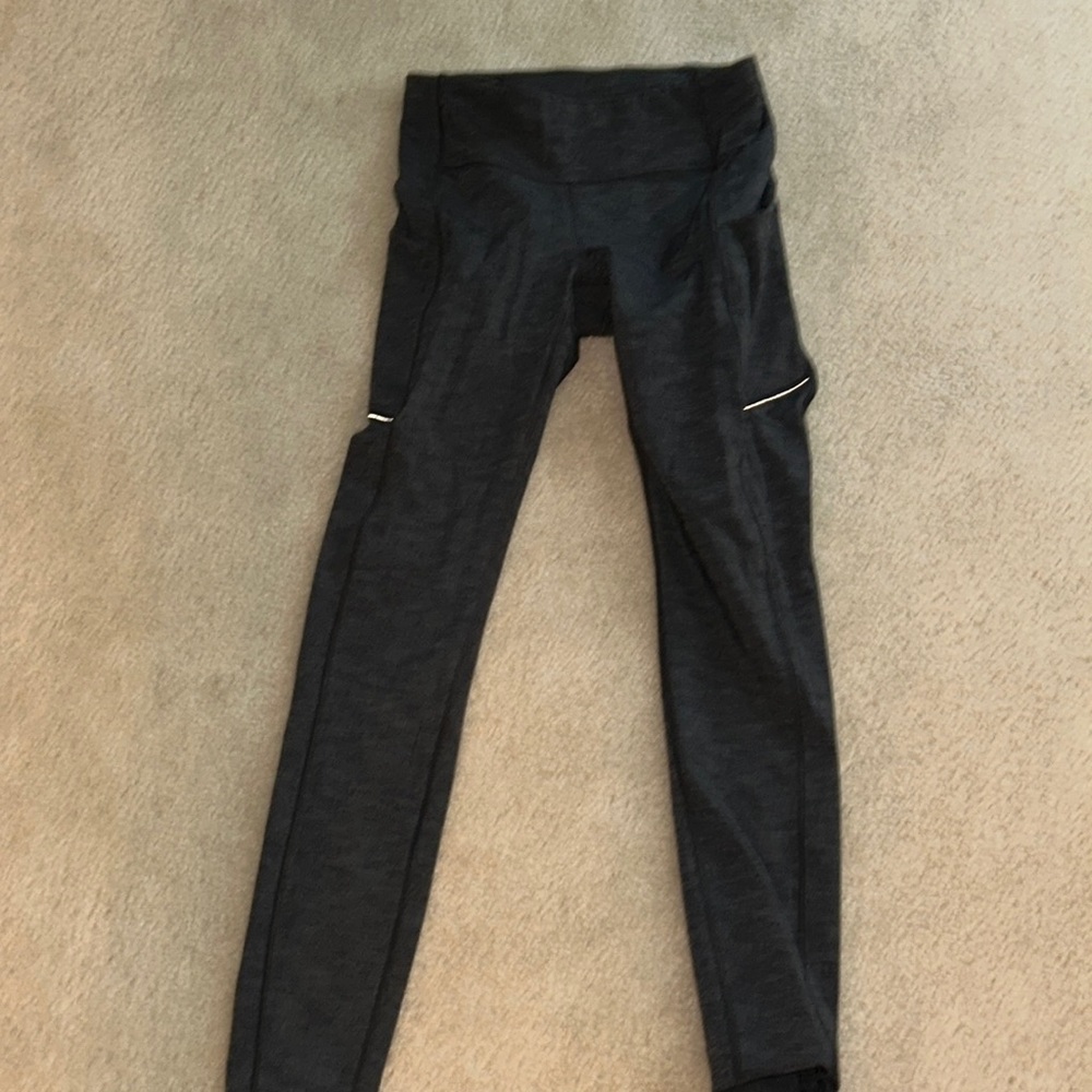 Lululemon leggings size 4 charcoal, gray with pockets